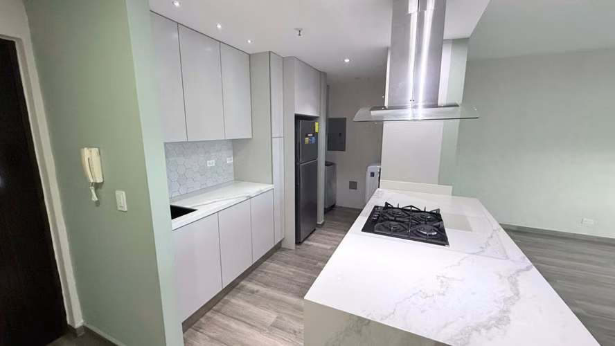 ALQUILO APARTAMENTO CON BALCON FRENTE ESTACION DEL METRO
