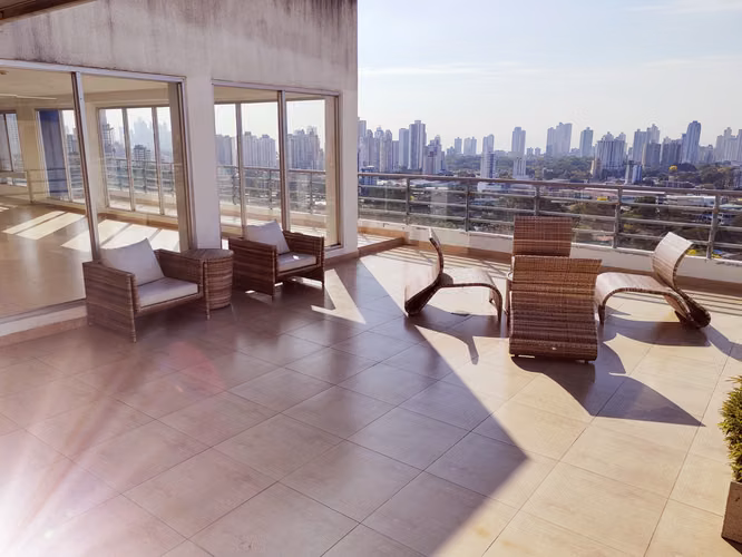 ALQUILO APARTAMENTO CON BALCON FRENTE ESTACION DEL METRO