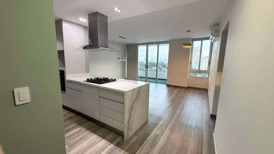 ALQUILO APARTAMENTO CON BALCON FRENTE ESTACION DEL METRO