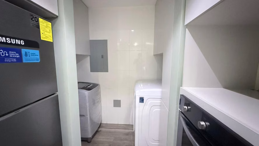ALQUILO APARTAMENTO CON BALCON FRENTE ESTACION DEL METRO