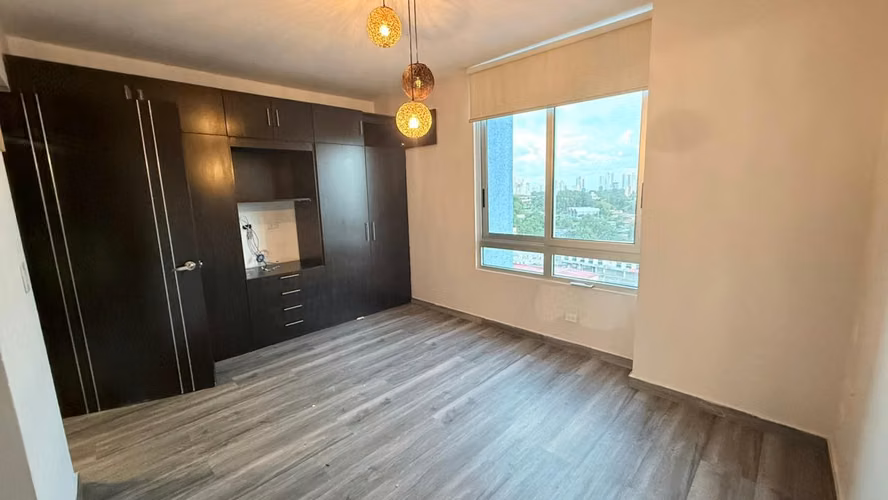 ALQUILO APARTAMENTO CON BALCON FRENTE ESTACION DEL METRO