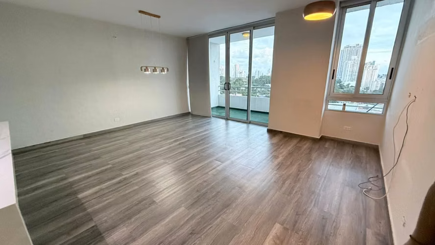 ALQUILO APARTAMENTO CON BALCON FRENTE ESTACION DEL METRO