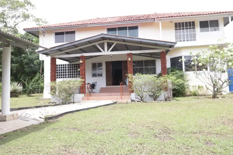 VENDO RESIDENCIA AMOBLADA EN CORONADO 1200 M2 DE TERRENO