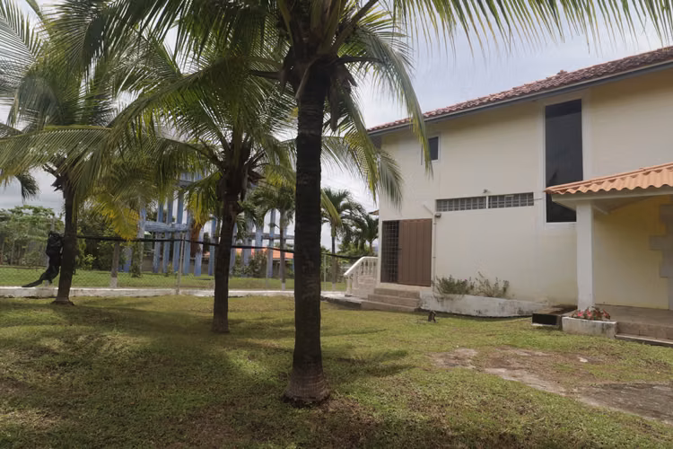 VENDO RESIDENCIA AMOBLADA EN CORONADO 1200 M2 DE TERRENO