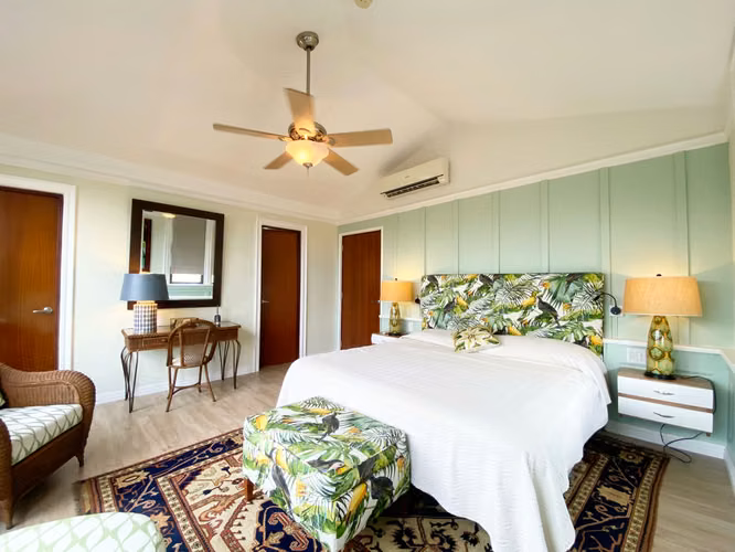 Casa Moderna: Jardín Espacioso y Cocina Completamente Nueva.