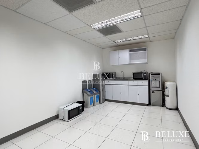 ALQUILER DE OFICINA LISTA PARA OCUPAR EN AREA BANCARIA, CALLE 50 (8)