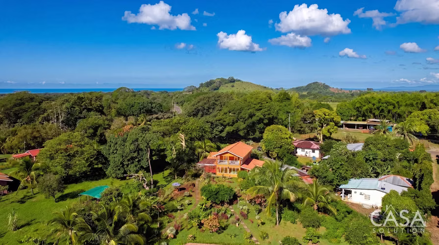 Propiedad Llave en Mano con Casa Principal, 6 Estudios y Piscina en Venta en Las Lajas, Chiriquí