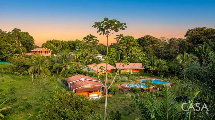 Propiedad Llave en Mano con Casa Principal, 6 Estudios y Piscina en Venta en Las Lajas, Chiriquí