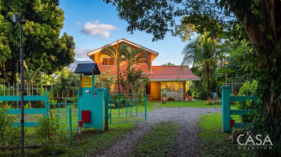 Propiedad Llave en Mano con Casa Principal, 6 Estudios y Piscina en Venta en Las Lajas, Chiriquí