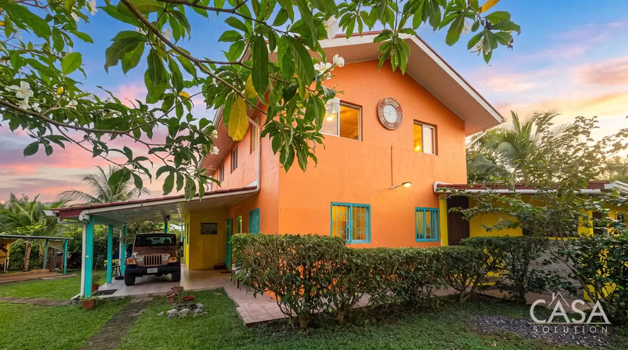 Propiedad Llave en Mano con Casa Principal, 6 Estudios y Piscina en Venta en Las Lajas, Chiriquí