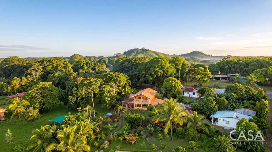 Propiedad Llave en Mano con Casa Principal, 6 Estudios y Piscina en Venta en Las Lajas, Chiriquí