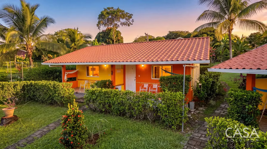 Propiedad Llave en Mano con Casa Principal, 6 Estudios y Piscina en Venta en Las Lajas, Chiriquí
