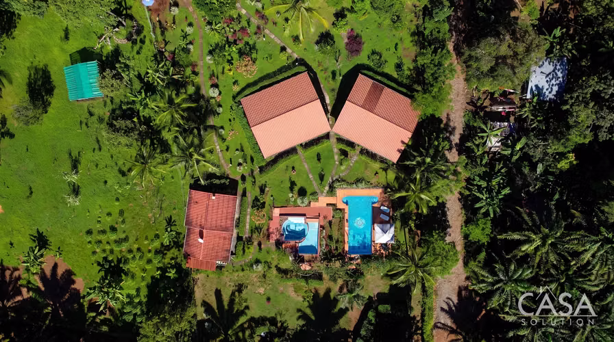 Propiedad Llave en Mano con Casa Principal, 6 Estudios y Piscina en Venta en Las Lajas, Chiriquí