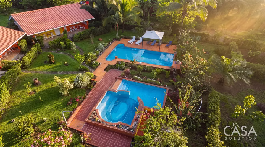 Propiedad Llave en Mano con Casa Principal, 6 Estudios y Piscina en Venta en Las Lajas, Chiriquí