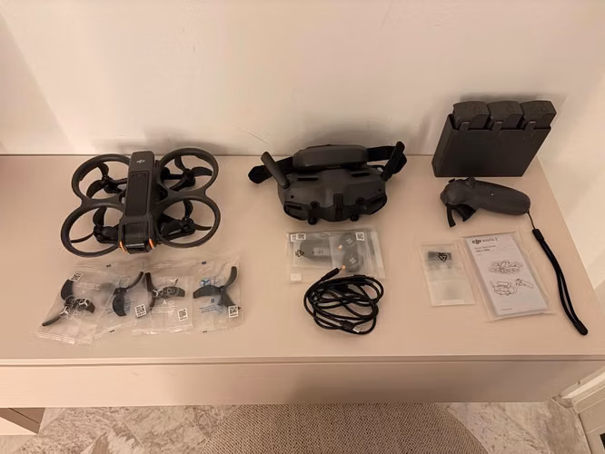 DJI Drone Avata 2 Fly More Combo – 3 baterías – Gris oscuro