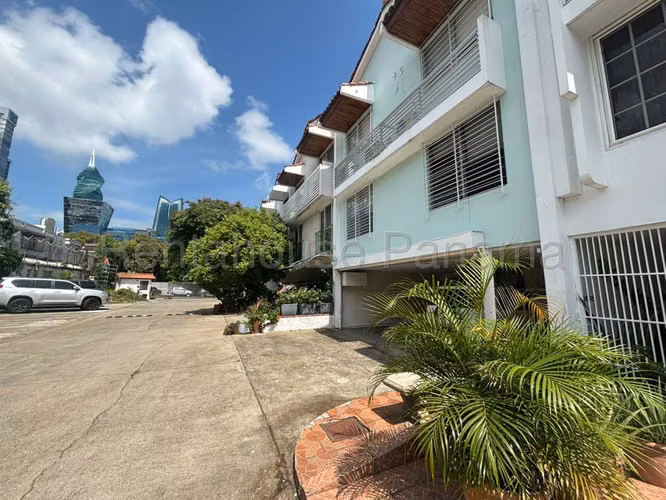 VENTA DE CASA EN CASA NRO 06 OBARRIO HQ