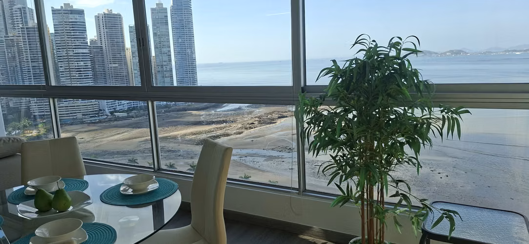 Alquilo apartamento con impresionante vista al mar, Avenida Balboa, 1 Habitación, 1.5 baños
