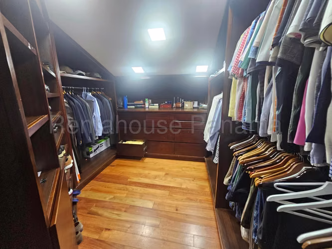 Vendo Casa en Altos del Golf OF26-5085