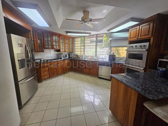 Vendo Casa en Altos del Golf OF26-5085