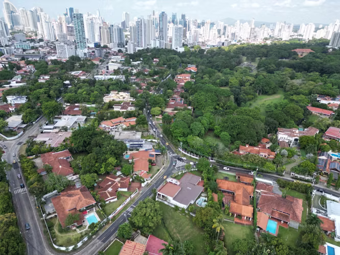 Venta de Casa en Altos del Golf, 2,500m² de terreno y 557m² de construcción