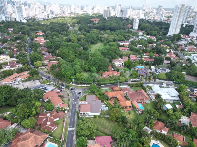 Venta de Casa en Altos del Golf, 2,500m² de terreno y 557m² de construcción