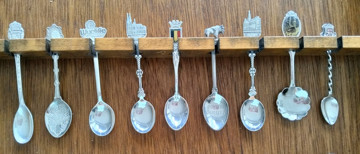 Colección de Cucharitas de Recuerdo con Vitrina de Madera