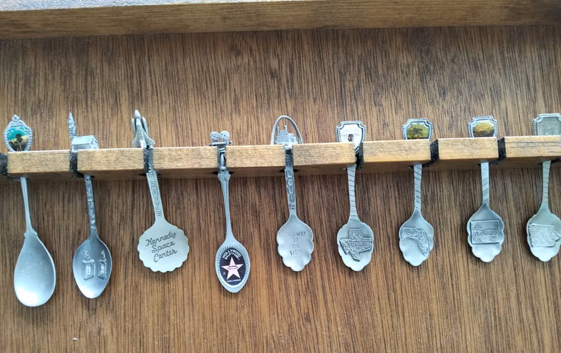 Colección de Cucharitas de Recuerdo con Vitrina de Madera