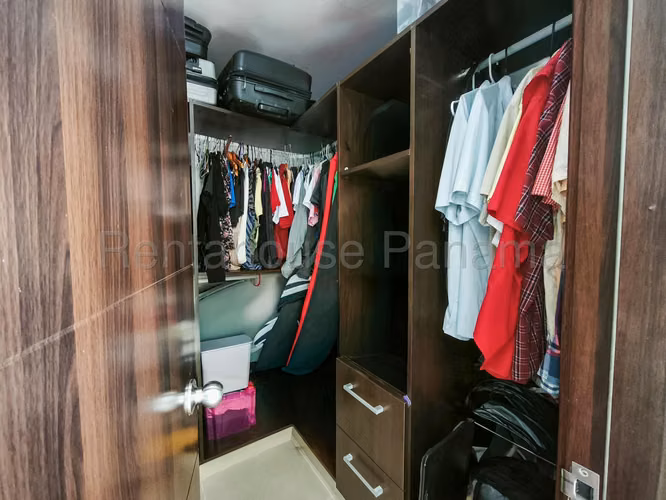 Se Vende Apartamento en Condado del Rey LA26-8744