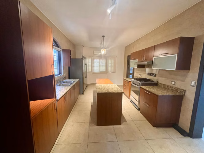 Se Vende hermosa casa en Costa Sur - Juan Díaz.