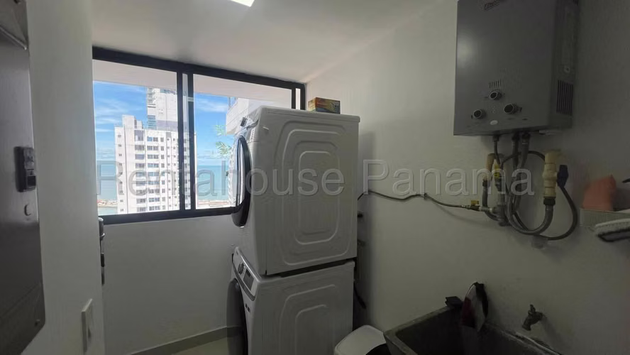 Alquiler en Balboa Bay | Vista al mar, 129 m², 2 recámaras y 2 estacionamientos
