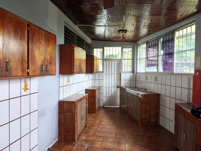 Se vende NEGOCIABLE excelente propiedad para negocios en el área de Betania El Dorado