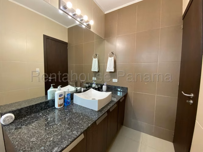 Se Vende Apartamento en Carrasquilla KA26-7570