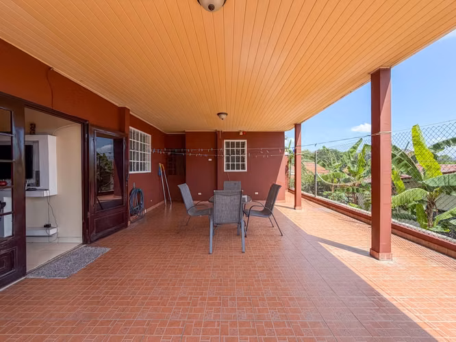 Casa en Venta en Esquina | Brisas del Golf | 294 m² | $285,000 Negociable 5 recamaras