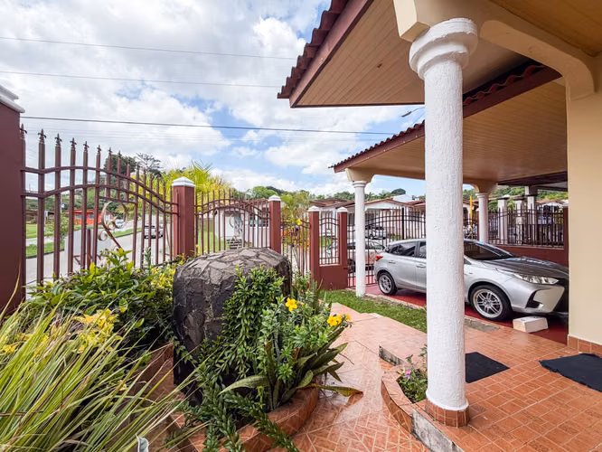 Casa en Venta en Esquina | Brisas del Golf | 294 m² | $285,000 Negociable 5 recamaras