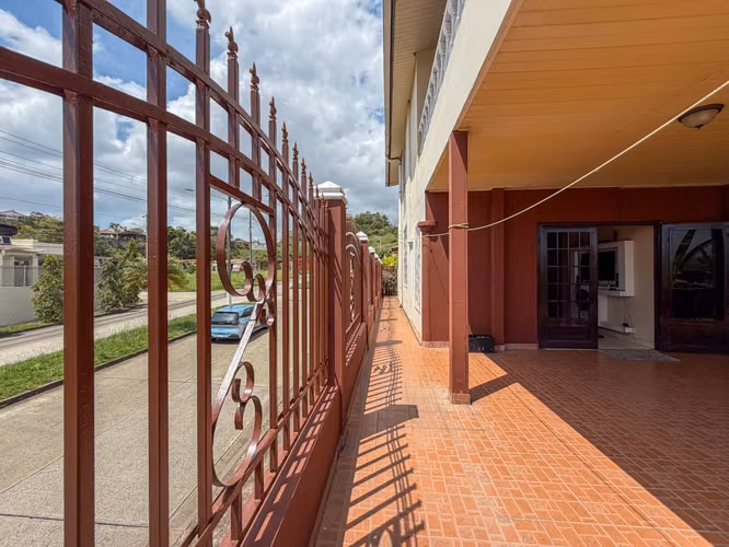 Casa en Venta en Esquina | Brisas del Golf | 294 m² | $285,000 Negociable 5 recamaras