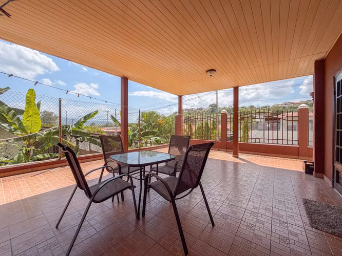Casa en Venta en Esquina | Brisas del Golf | 294 m² | $285,000 Negociable 5 recamaras