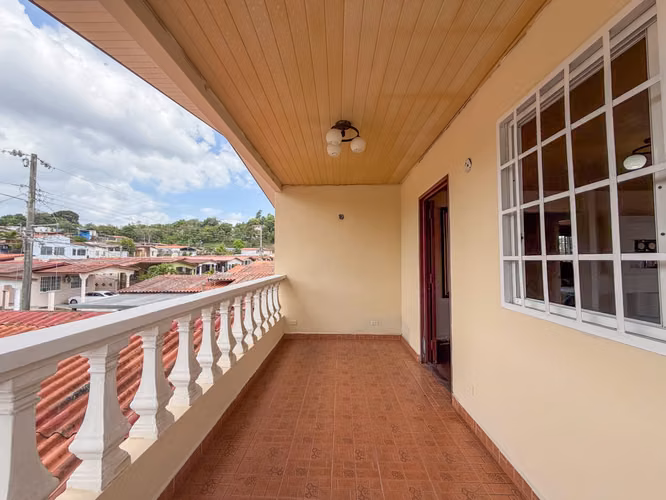 Casa en Venta en Esquina | Brisas del Golf | 294 m² | $285,000 Negociable 5 recamaras