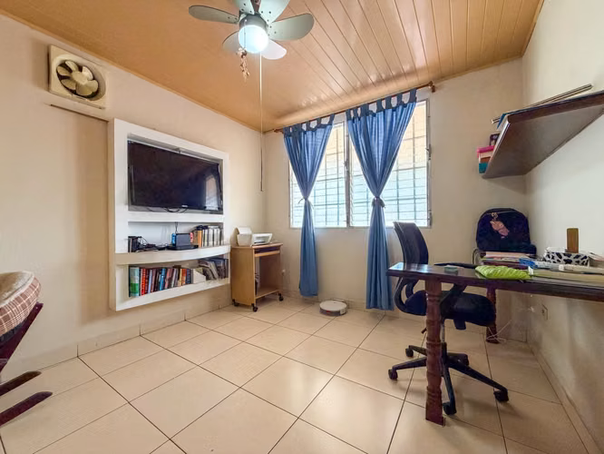 Casa en Venta en Esquina | Brisas del Golf | 294 m² | $285,000 Negociable 5 recamaras