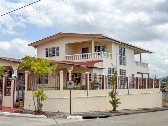 Casa en Venta en Esquina | Brisas del Golf | 294 m² | $285,000 Negociable 5 recamaras