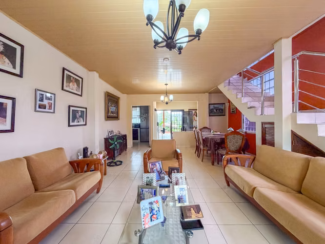 Casa en Venta en Esquina | Brisas del Golf | 294 m² | $285,000 Negociable 5 recamaras