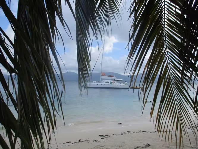 LAS PERLAS A BORDO UN GRAN CATAMARAN, saliendo para 5 a 12 días - Imagen 6