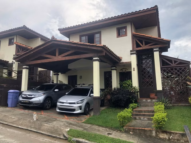 SE VENDE CASA LAS CUMBRES MIRADOR DEL LAGO  3 HABITACIONES PISCINA