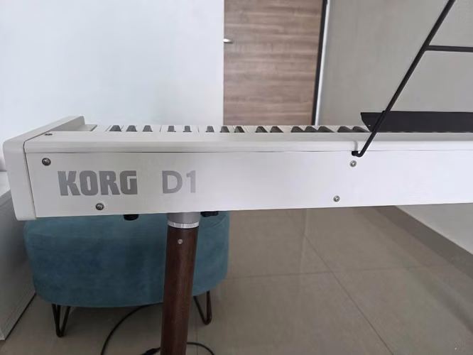 Piano Digital Korg D1 con acesorios