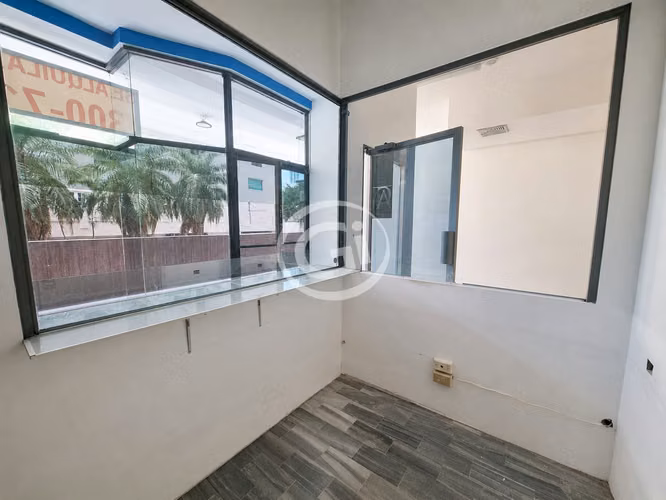 Alquiler Local comercial Torres de Alba. 153m2