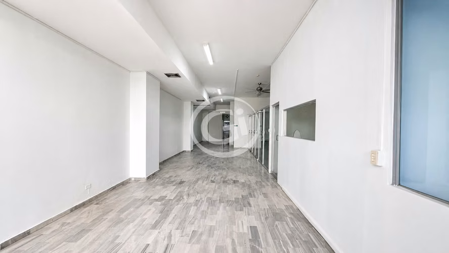 Alquiler Local comercial Torres de Alba. 153m2