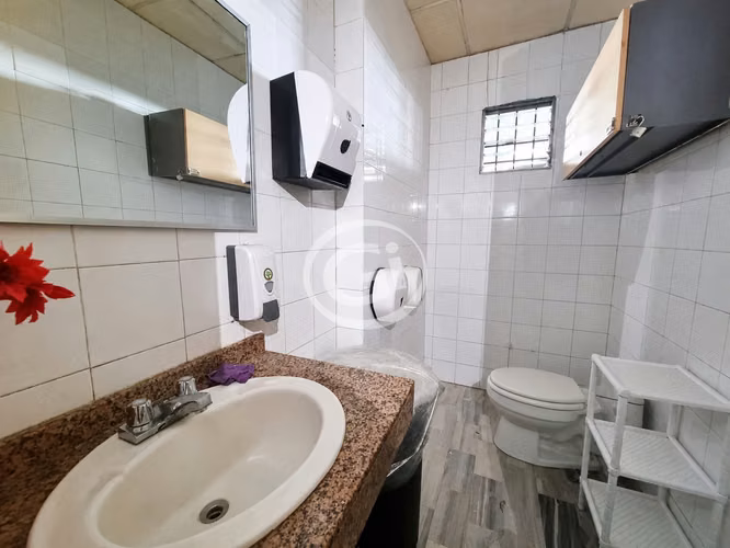 Alquiler Local comercial Torres de Alba. 153m2