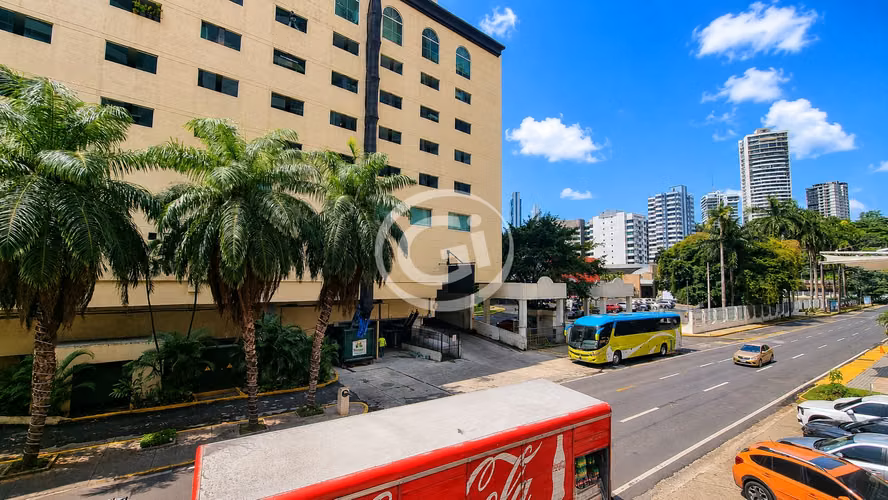 Alquiler Local comercial Torres de Alba. 153m2