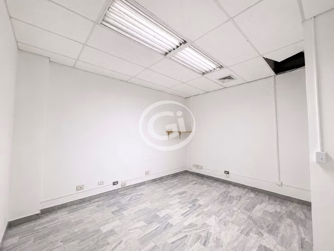 Alquiler Local comercial Torres de Alba. 153m2