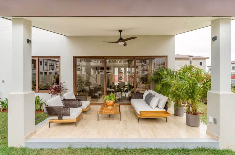 (04) Exclusiva Casa en Venta en Santa María – 318m² de Estreno y Confort