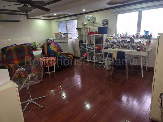 Casa en Venta en Parque Lefevre JG